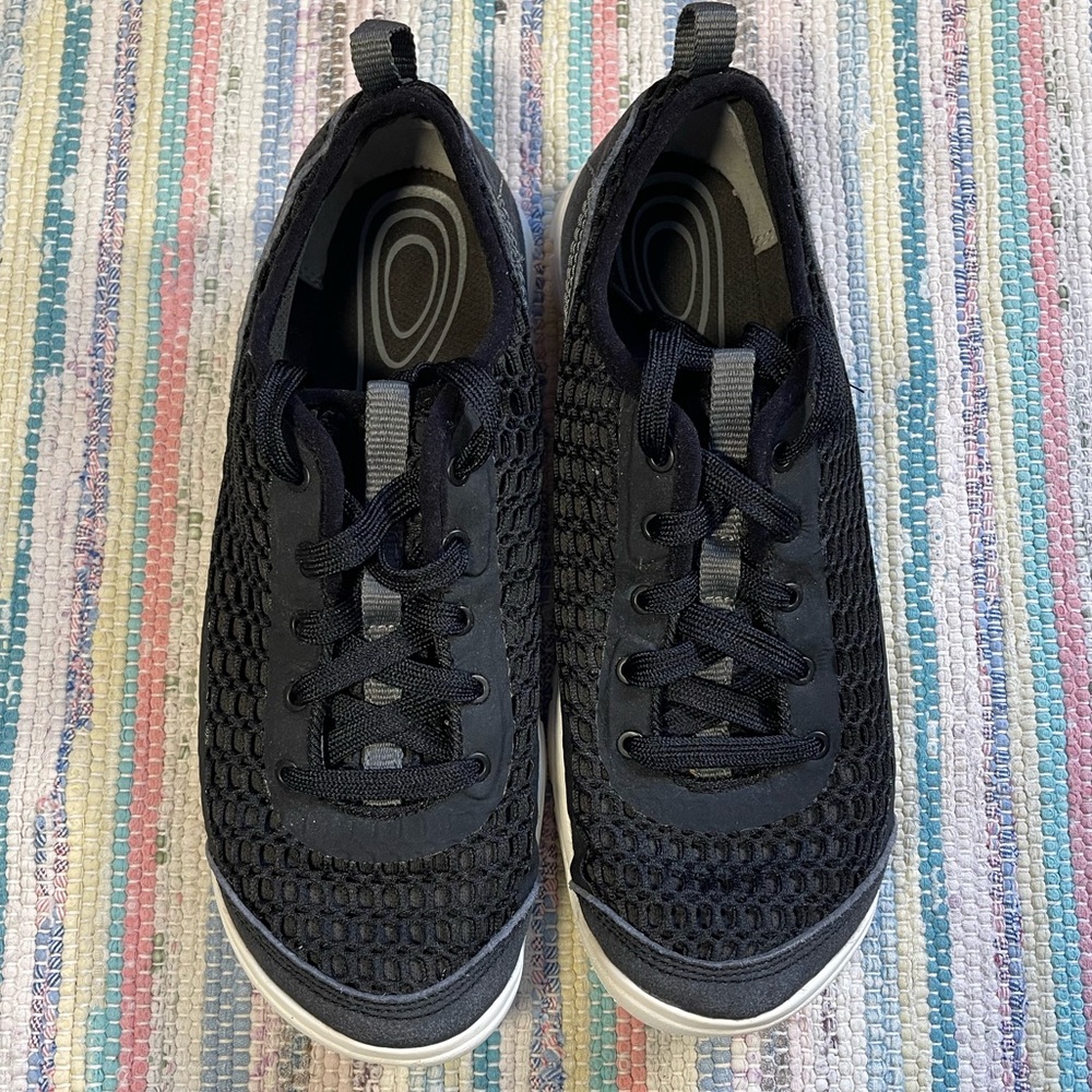 Keen black contour arch women’s sneakers 8.5